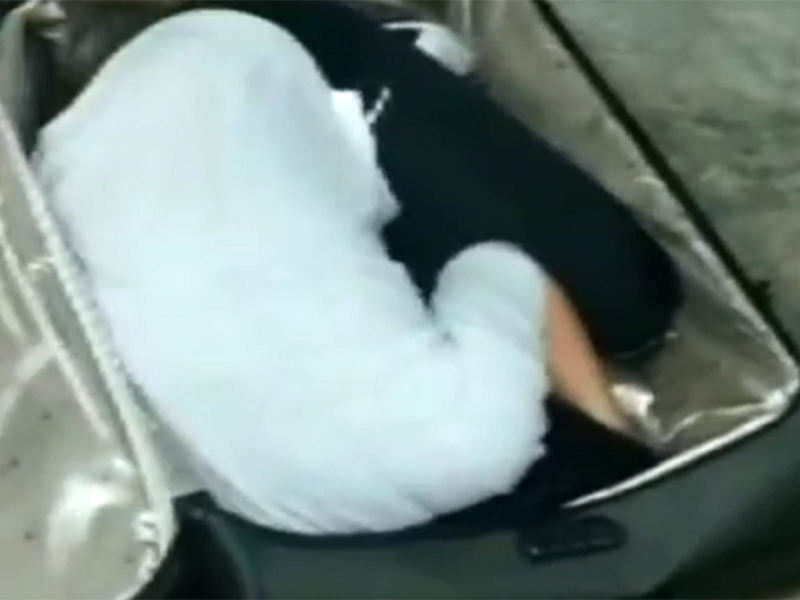 محاولة تهريب فتاة إلى تركيا داخل حقيبة سفر.. اضغطي لمشاهدة الفيديو